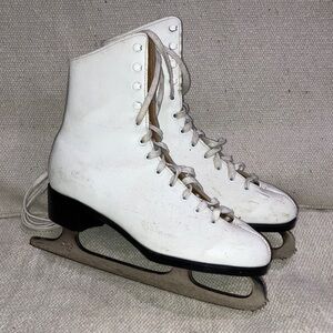 Women's skate size 7 Classic White figure Ice Skates